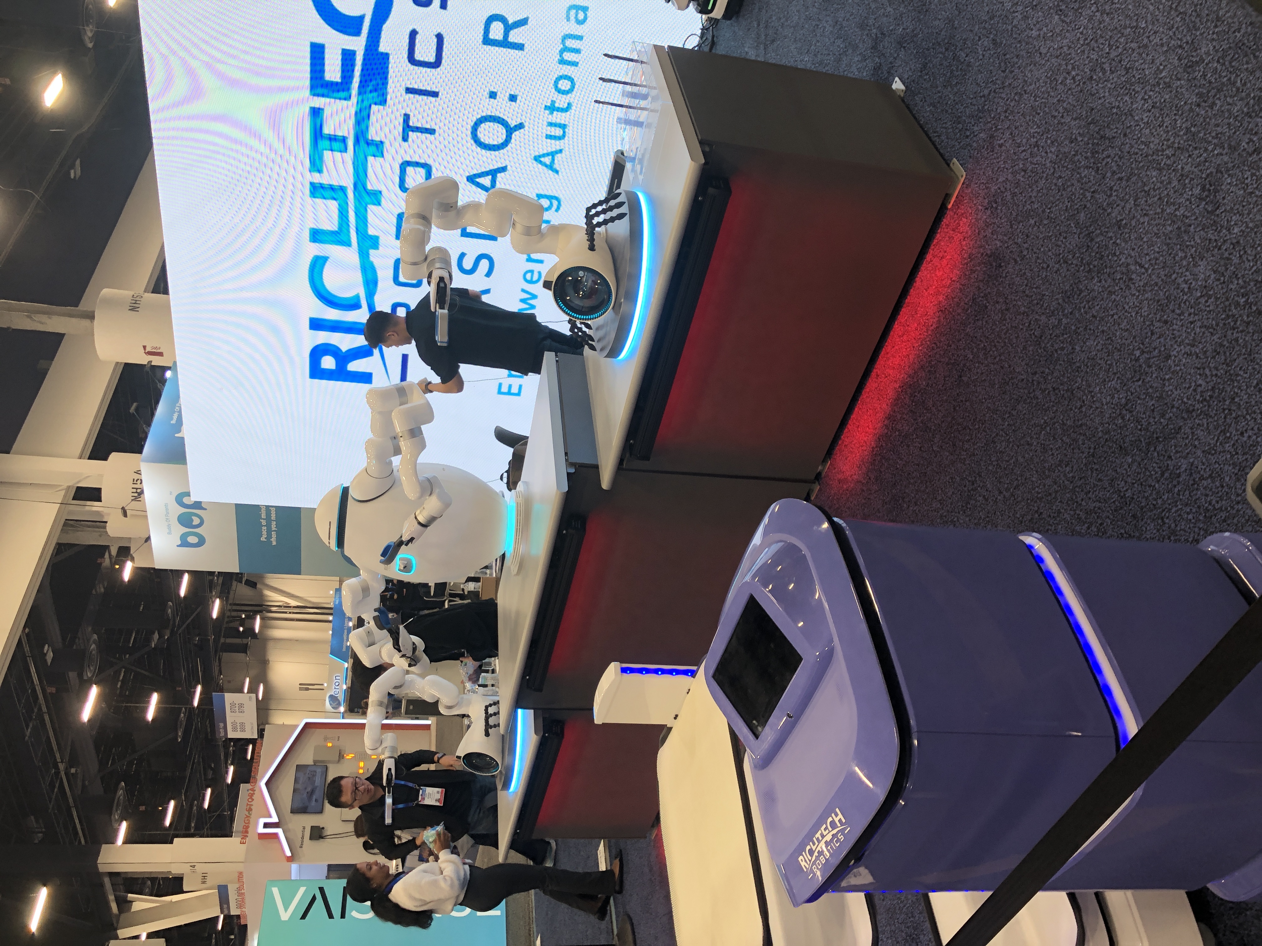 Retail assistance robot